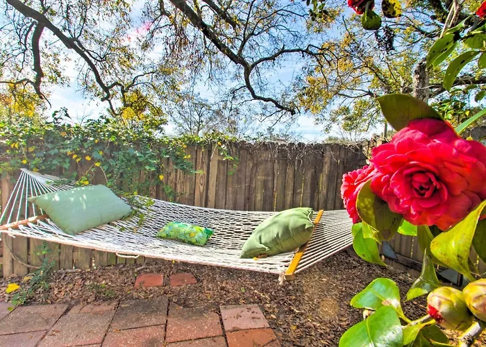 Colorful Pensacola Oasis: 1 Block To Bayview Park!