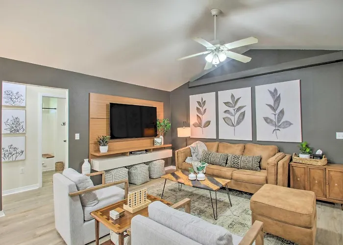 Cozy-Modern Pensacola Home: Large Yard, Grill