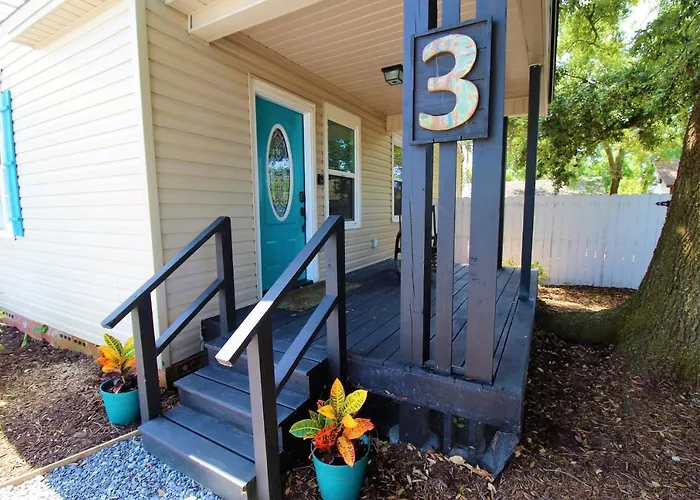 Beachy Bungalow For Family Fun! Walk To Beach!