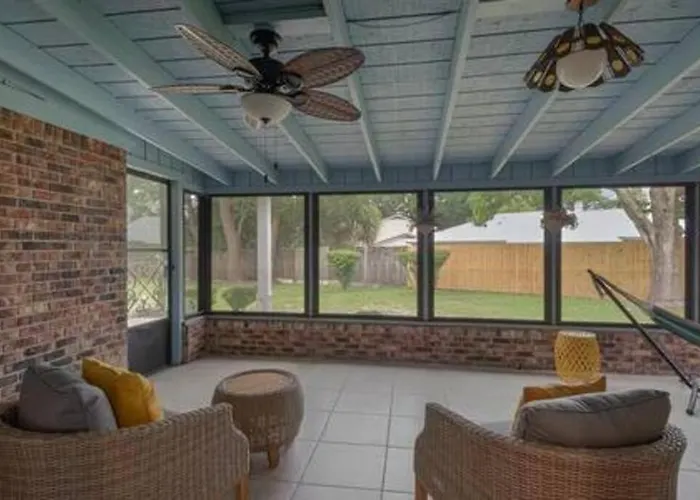 Quiet Relaxing Home - Close To Downtown & Beach 4Br-2Bt