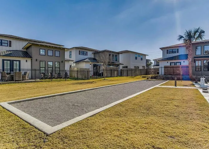 Modern Luxury 4Br Pool Bay Access Outdoor Dining