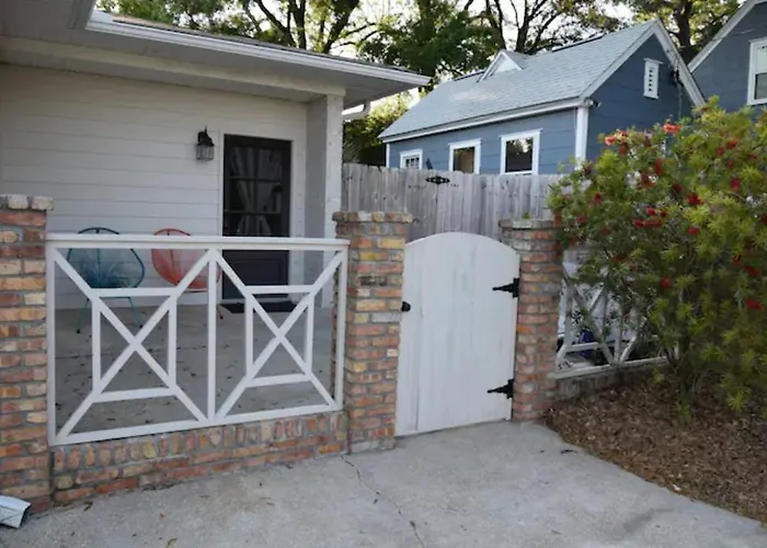 Cozy, Romantic Guest Suite Close To Everything!