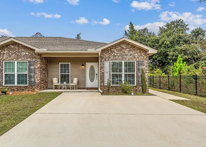 Lovely Townhome In Pensacola - Cozy & Modern Retreat