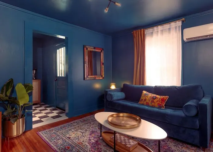 The Pelican - Serene East Hill Villa