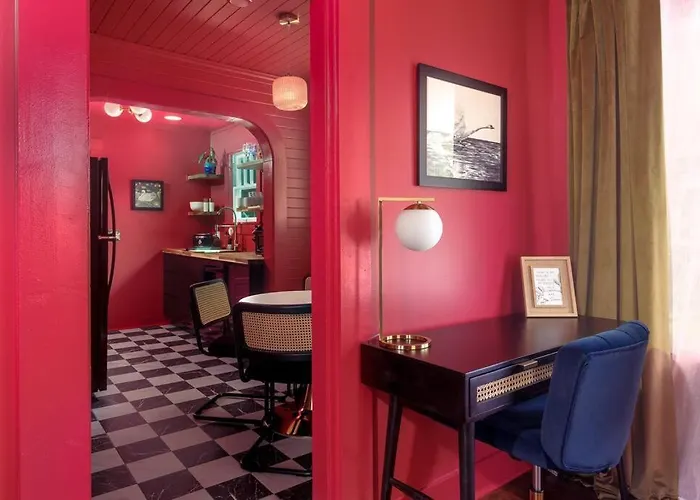 The Swan - Vibrant East Hill Getaway