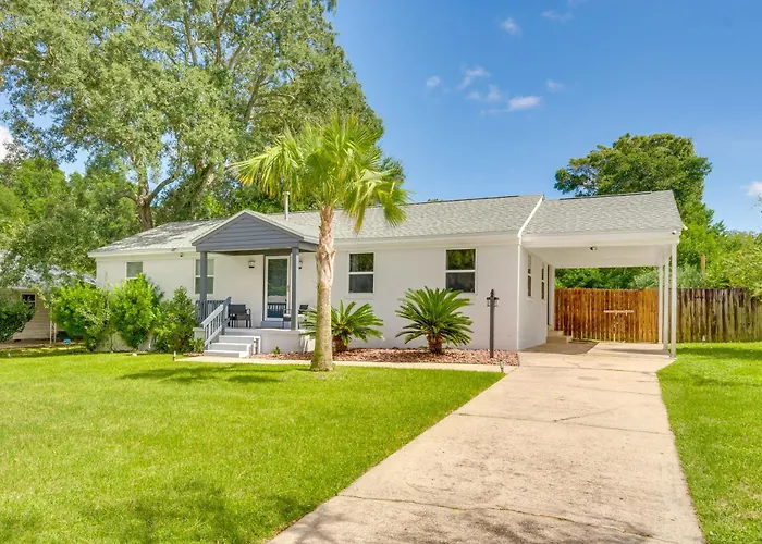 Pet-Friendly Pensacola Home W/ Sunny Backyard!