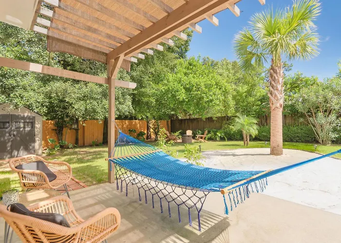 Pet-Friendly Pensacola Home W/ Sunny Backyard!