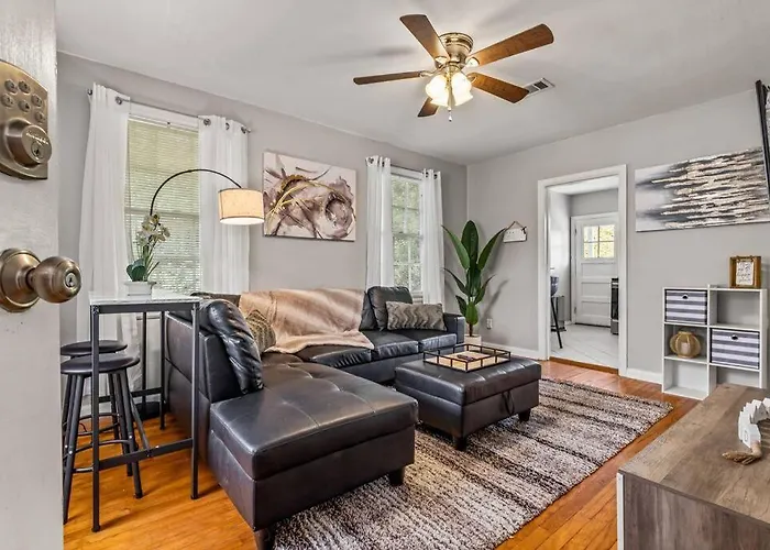 East Hill Retreat Near Beaches & Downtown