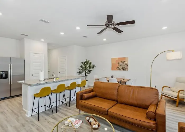New Home Near Uwf & Pns Beach!