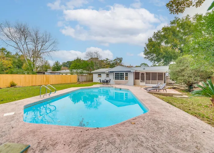 Foosball Games & Al Fresco Dining: Pensacola Home!