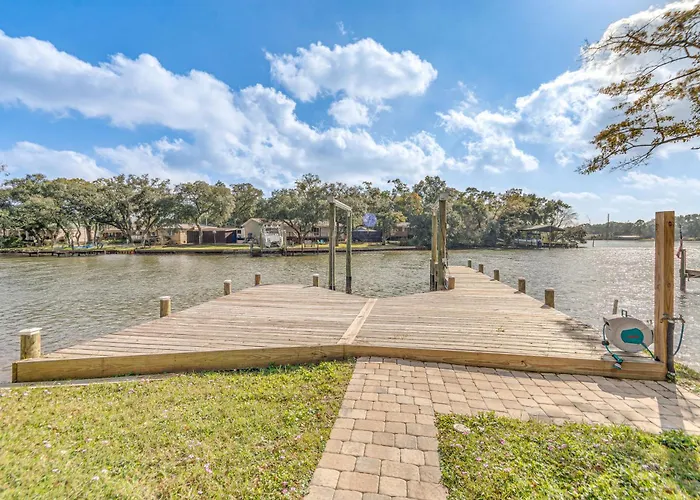 Waterfront Retreat W/ Outdoor Oasis In Pensacola