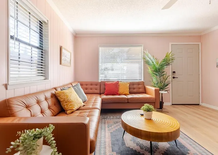 Pensacola Cottage - King Bed - Mins From Beaches & Downtown