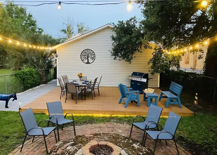 Pensa-Cozy Downtown Bungalow, W/ Backyard Oasis!
