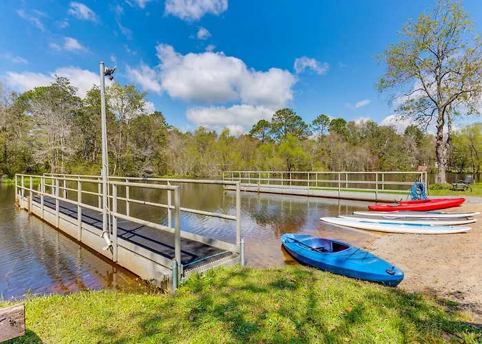 Fire Pit & On-Site Fishing! Pensacola Family Home
