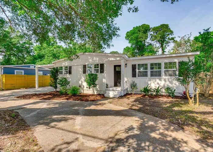 Walk To Parks & Dining: Pensacola Family Home!
