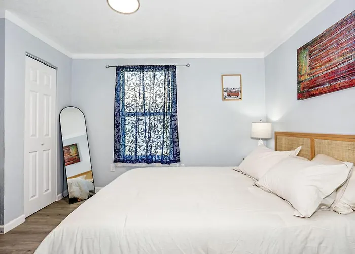 Unit 15 Cozy Studio Retreat Near Downtown Pensacola