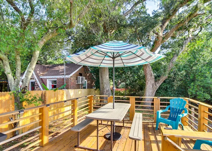 5 Mi To Dtwn: Bright Home W/ Yard In Pensacola!