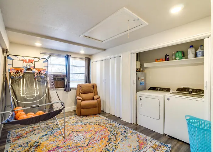 Home W/ Patio & Games Near Dtwn Pensacola!