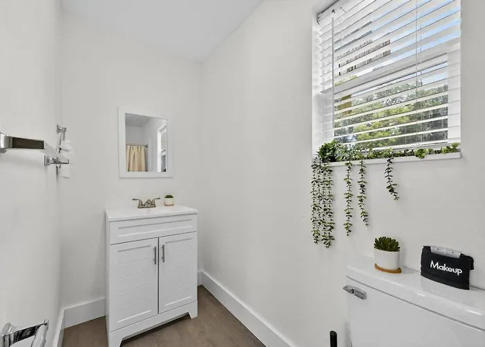 Unit 11 Simple Affordable Studio Minutes From Nas