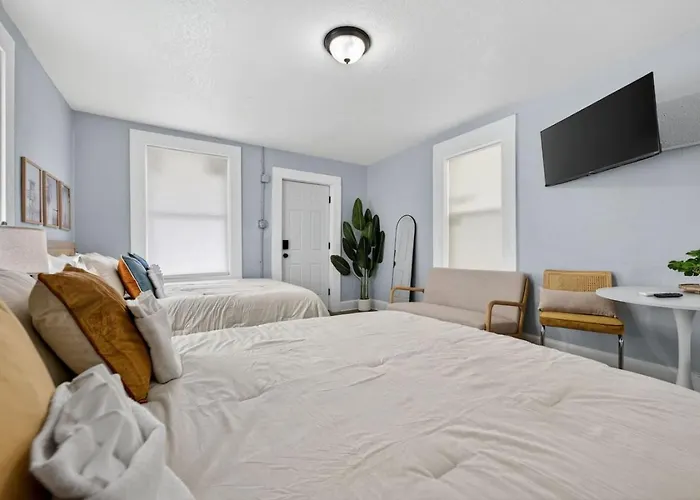 Unit 8 Charming Hideaway Cottage Pensacola