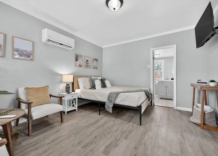 Unit 14B Sunny Pensacola Studio Near Beach And Downtown
