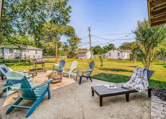 Walk To Beach, Yard, Games And Pet Friendly