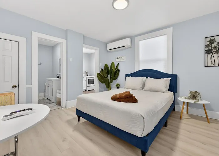 Unit 17 Minimalist Comfort Pensacola Studio