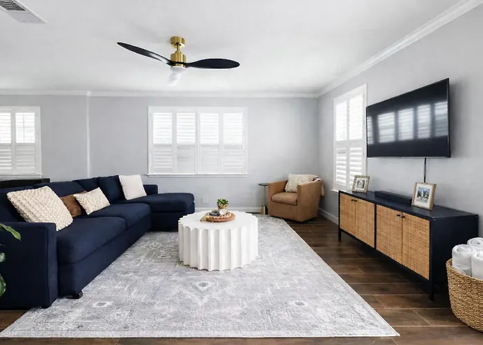 The Pensacola Retreat-Luxurious, Pet-Friendly Home