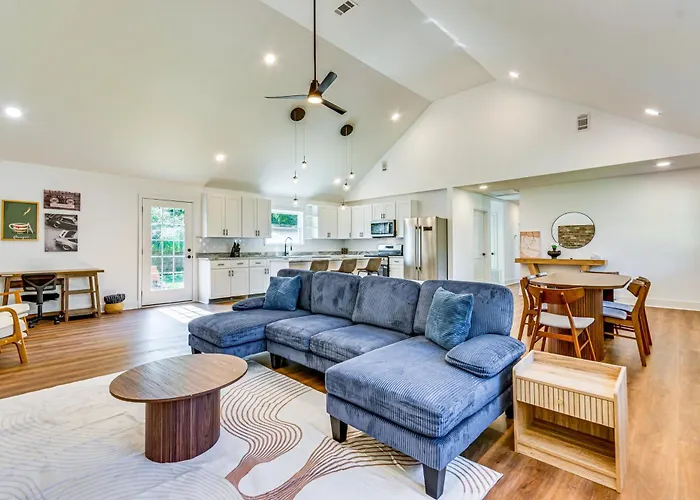 < 1 Mi To Downtown Pensacola: Quiet Home W/ Yard