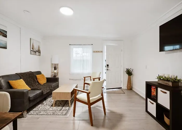 Clubhouse Cozy Fast Wi-Fi 6 Min From Downtown