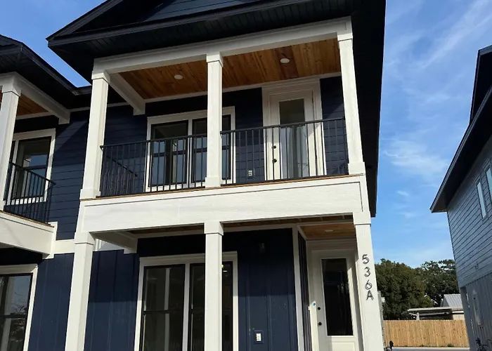 Downtown Sea Escape IV