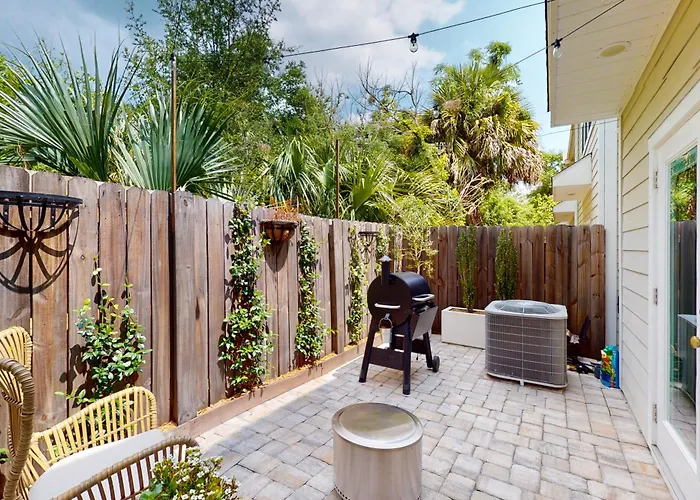 Stylish Dog-Friendly Townhome With Firepit & Enclosed Yard - Blocks To Downtown