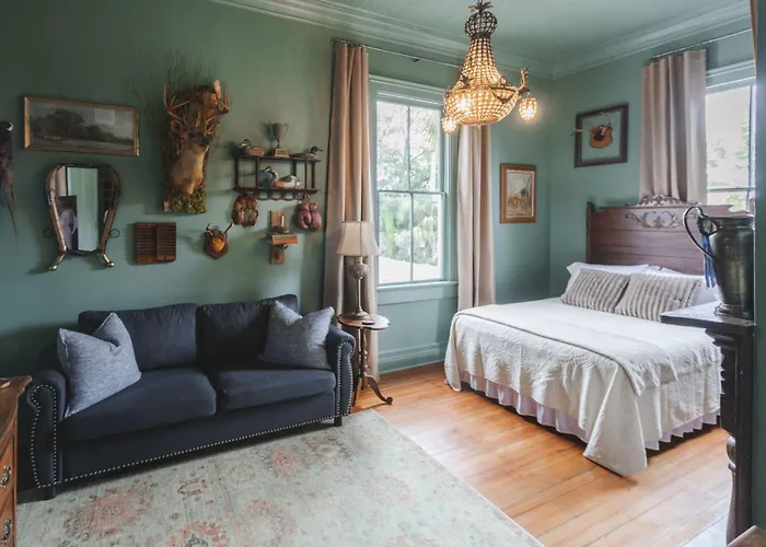 The Gilded Lady- The Gentleman'S Room