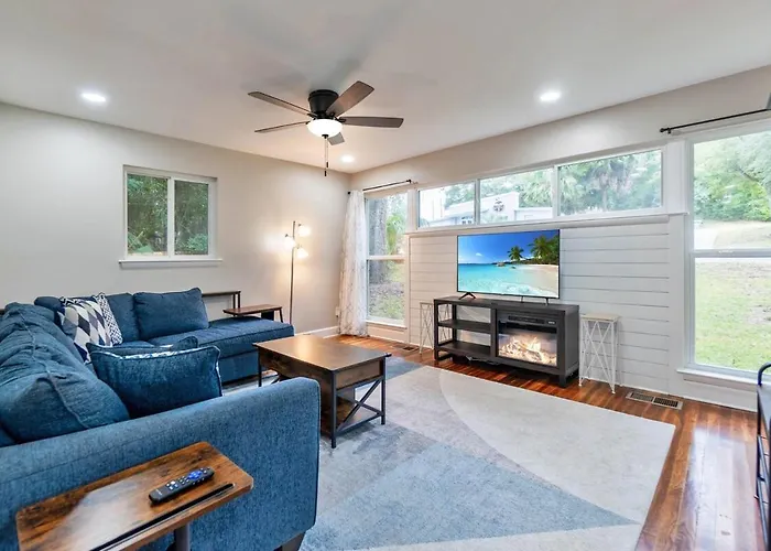 Hill House- Centrally Located, Close To Everything