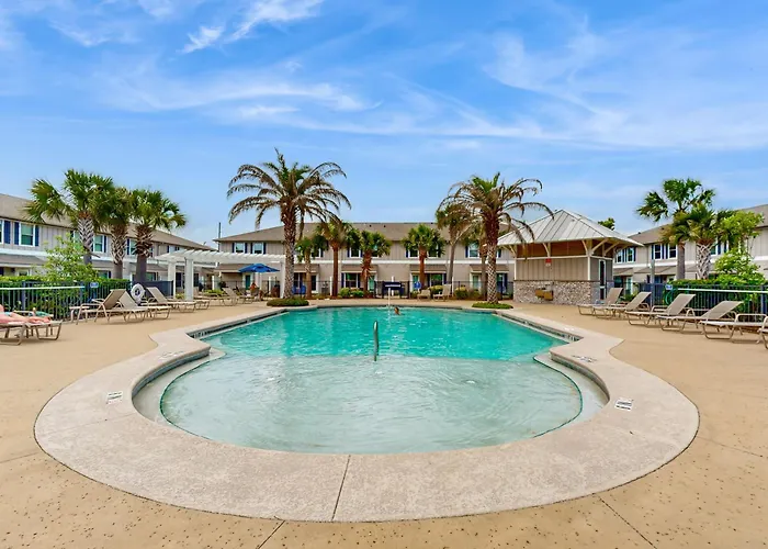Two-Story Townhome Near The Beach With Wifi Washer And Dryer