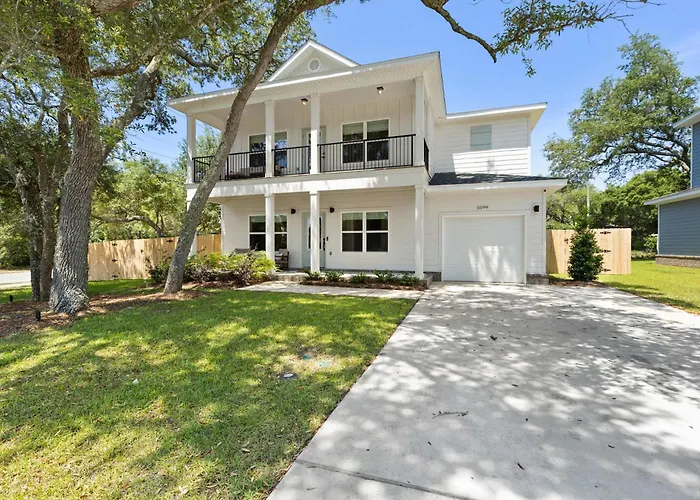 Spacious 3 Bedroom Home Near Beaches And Shopping