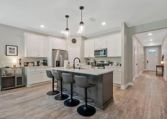 Modern Large Home Near Beach-Pet Friendly Backyard