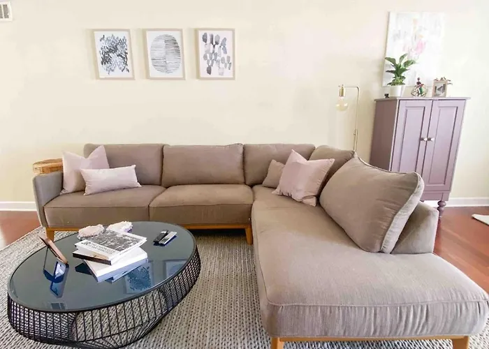 2Br Modern & Cozy Condo With Parking
