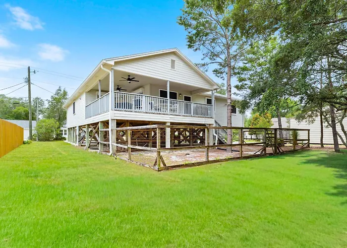 5Br Home Located On Canal Backyard With Deck And Bbq