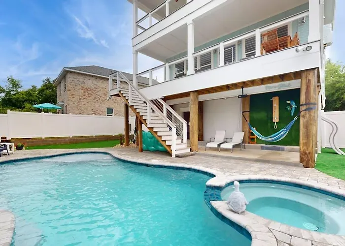 Gorgeous Coastal Home With Private Pool And Close To Beach And Golf Privileges
