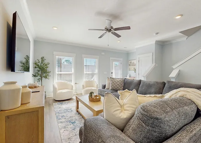 Nautical Home Downtown Close To Shopping Restaurants And Beaches