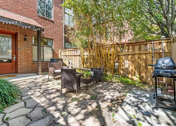 Hip & Vibrant Townhome Near Downtown With Private Patio Grill Ac And Wifi