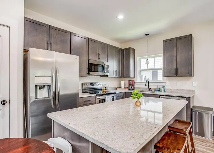 Near Downtown Dining & Base - Beach Flow Bungalow